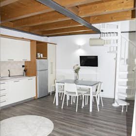 Apartment for rent for €3,000 per month in Milan, Via Pietro Custodi