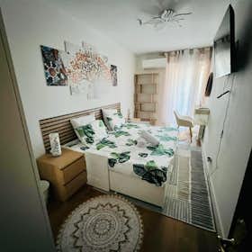 Private room for rent for €825 per month in Madrid, Calle del Empleo Juvenil