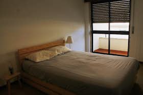 Private room for rent for €950 per month in Sintra, Rua Vale São Martinho