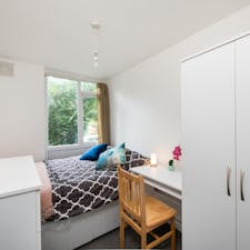Private room for rent for €1,106 per month in London, Yelverton Road
