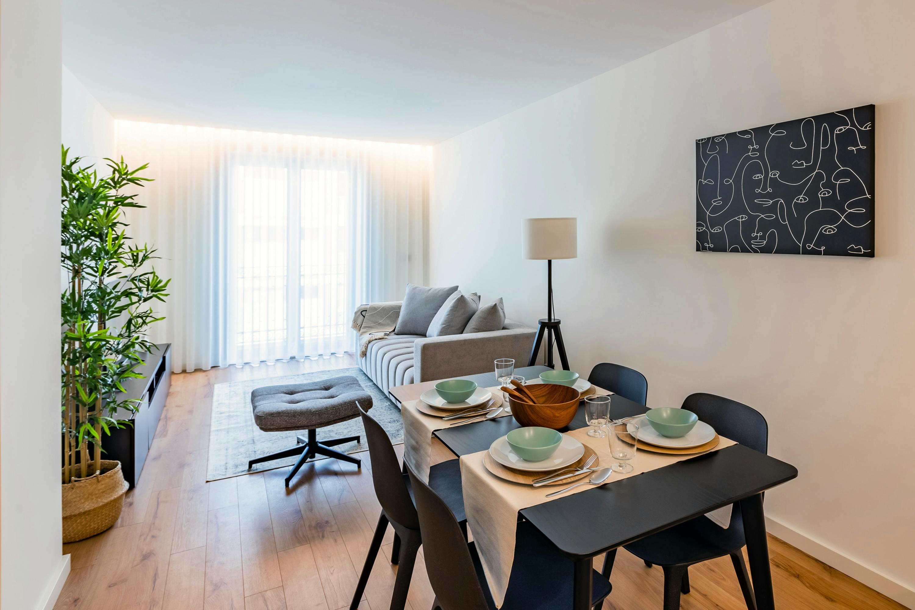 Apartment for rent for €5,990 per month in Porto, Avenida de Fernão de Magalhães