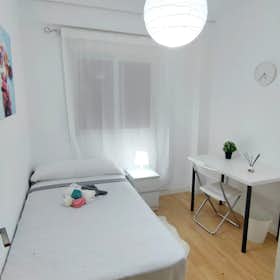 Отдельная комната сдается в аренду за 320 € в месяц в Almería, Paseo de Almería