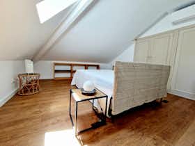 Private room for rent for €750 per month in Madrid, Avenida de la Victoria