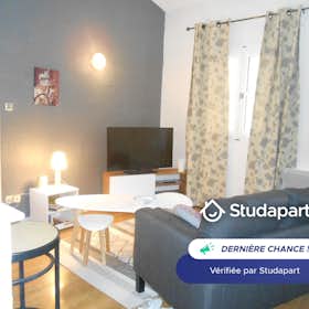Mieszkanie do wynajęcia za 535 € miesięcznie w mieście Avignon, Rue de la Bonneterie