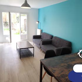 Private room for rent for €620 per month in Champs-sur-Marne, Allée Henri Matisse