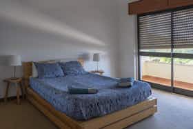 Отдельная комната сдается в аренду за 900 € в месяц в Sintra, Rua Vale São Martinho