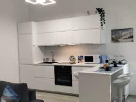 Appartement te huur voor € 4.063 per maand in Pescara, Via Giosuè Carducci