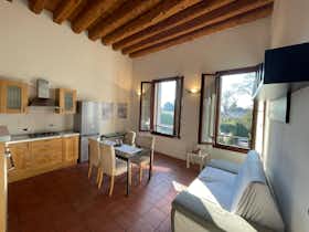 Appartement te huur voor € 1.700 per maand in Pernumia, Via Trinità