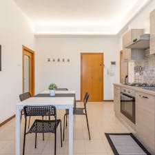 Shared room for rent for €370 per month in Ferrara, Via Guido d'Arezzo