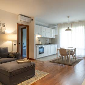 Lägenhet att hyra för 2 100 € i månaden i Padova, Via Lorenzo da Bologna