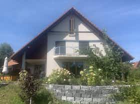 Будинок за оренду для 2 410 CHF на місяць у Wünnewil-Flamatt, Steinackerstrasse