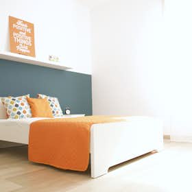 Private room for rent for €780 per month in Bologna, Via Ermete Zacconi