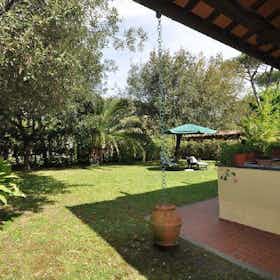 Дом сдается в аренду за 50 000 € в месяц в Forte dei Marmi, Via Antonio Canova