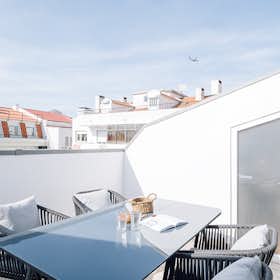 Apartment for rent for €4,017 per month in Lisbon, Rua Luís Derouet