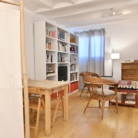 Apartment for rent for €2,600 per month in Madrid, Calle de Santísima Trinidad