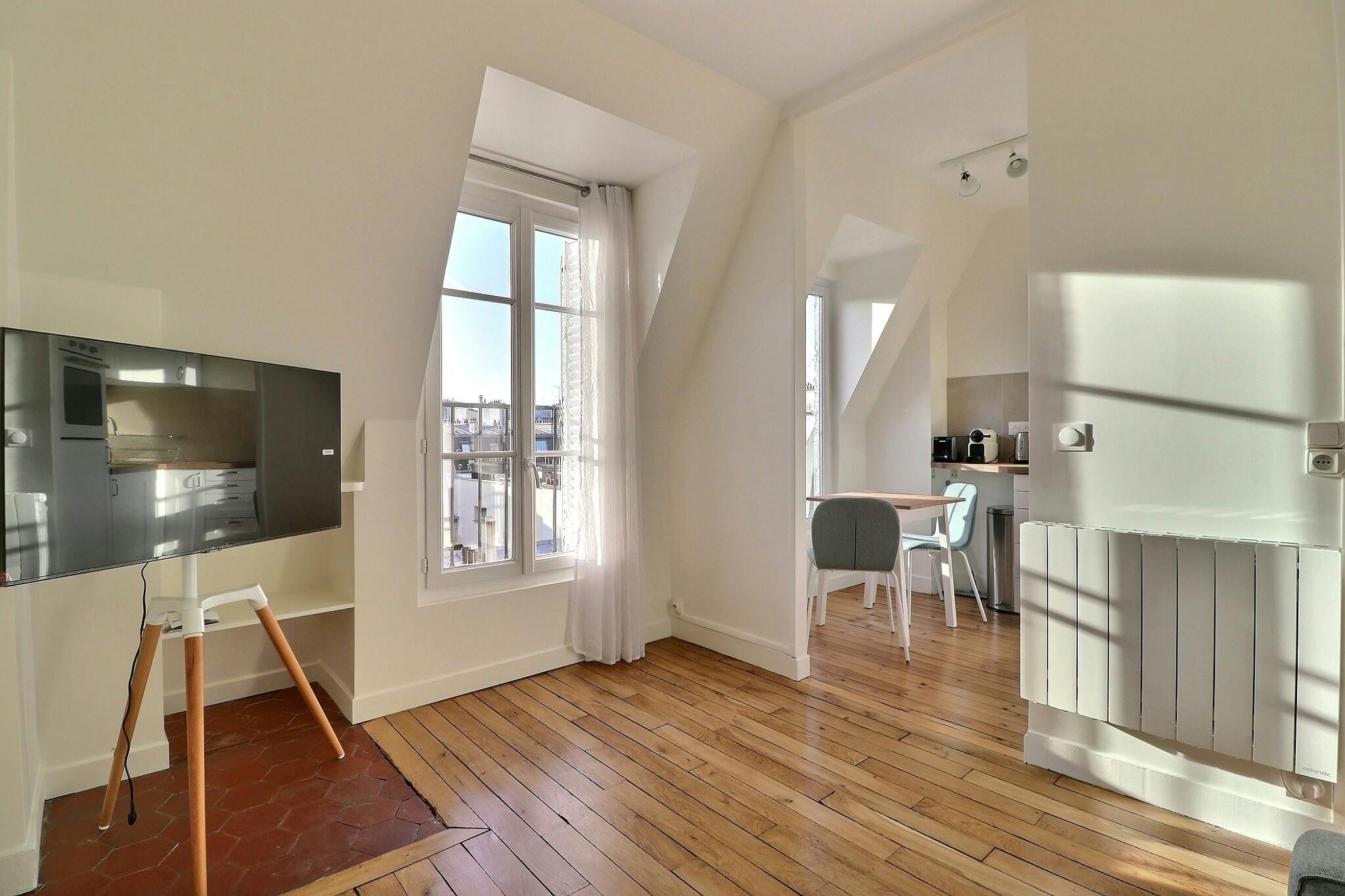Apartment for rent for €2,023 per month in Paris, Rue de Lévis
