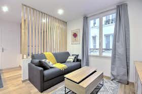 Studio for rent for €1,320 per month in Paris, Rue du Square-Carpeaux