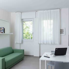 Studio for rent for €1,650 per month in Milan, Viale Cirene