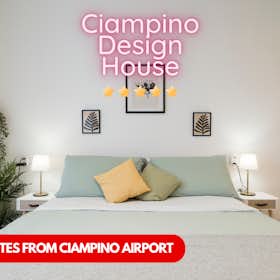 Appartement te huur voor € 2.500 per maand in Ciampino, Viale del Lavoro