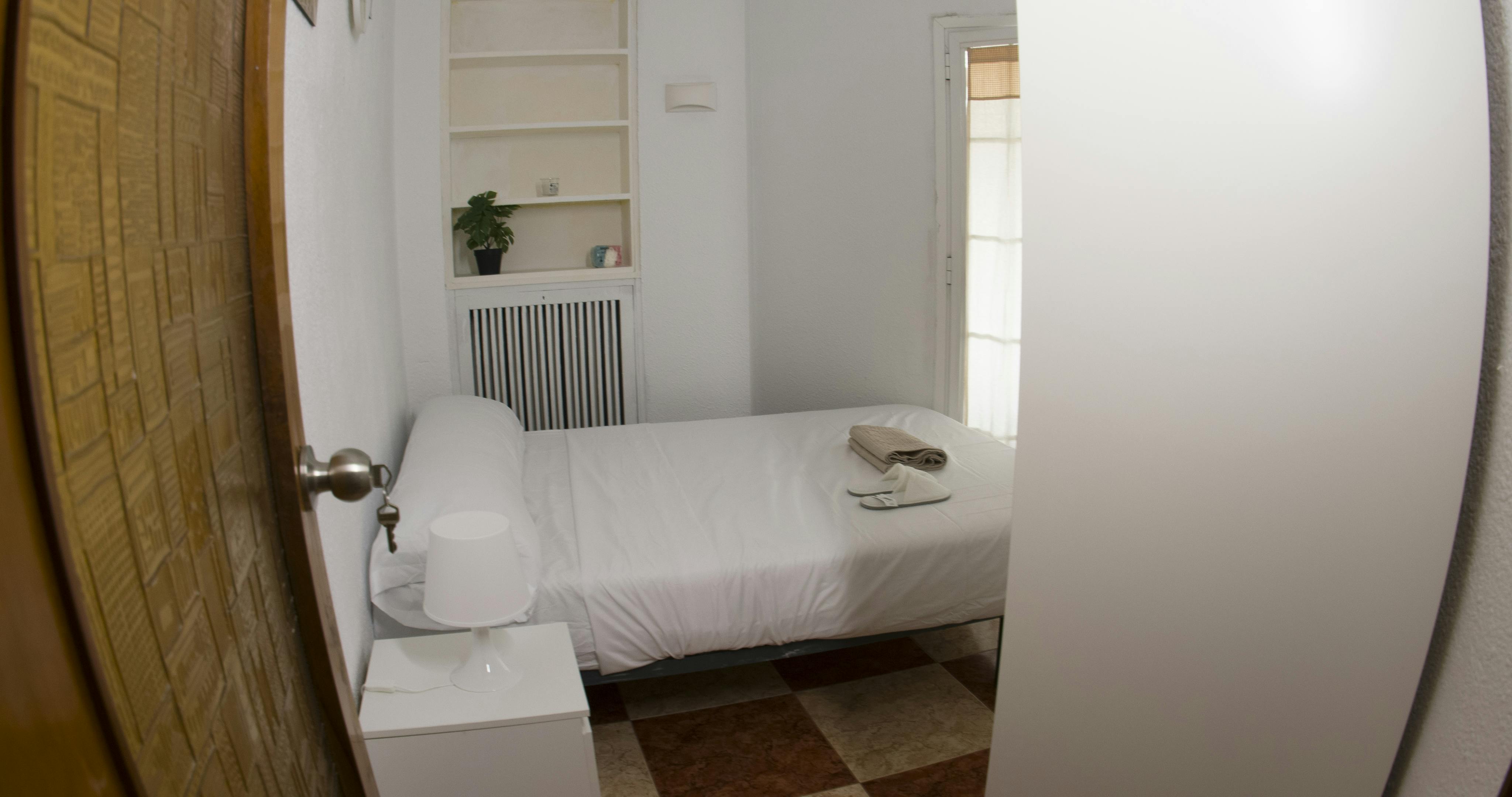 Private room for rent for €350 per month in Zaragoza, Calle de Alonso V