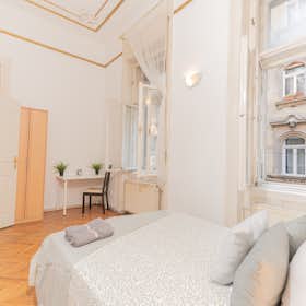 Private room for rent for HUF 145,844 per month in Budapest, Lovag utca