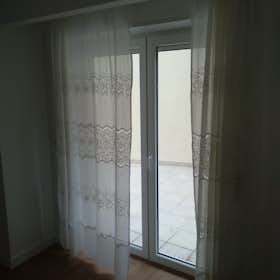 Apartment for rent for €1,350 per month in Porto, Rua de São Roque da Lameira