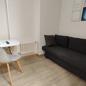 Apartment for rent for €1,100 per month in Madrid, Paseo de la Castellana