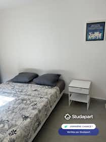 House for rent for €880 per month in Marseille, Place Santo-Estello