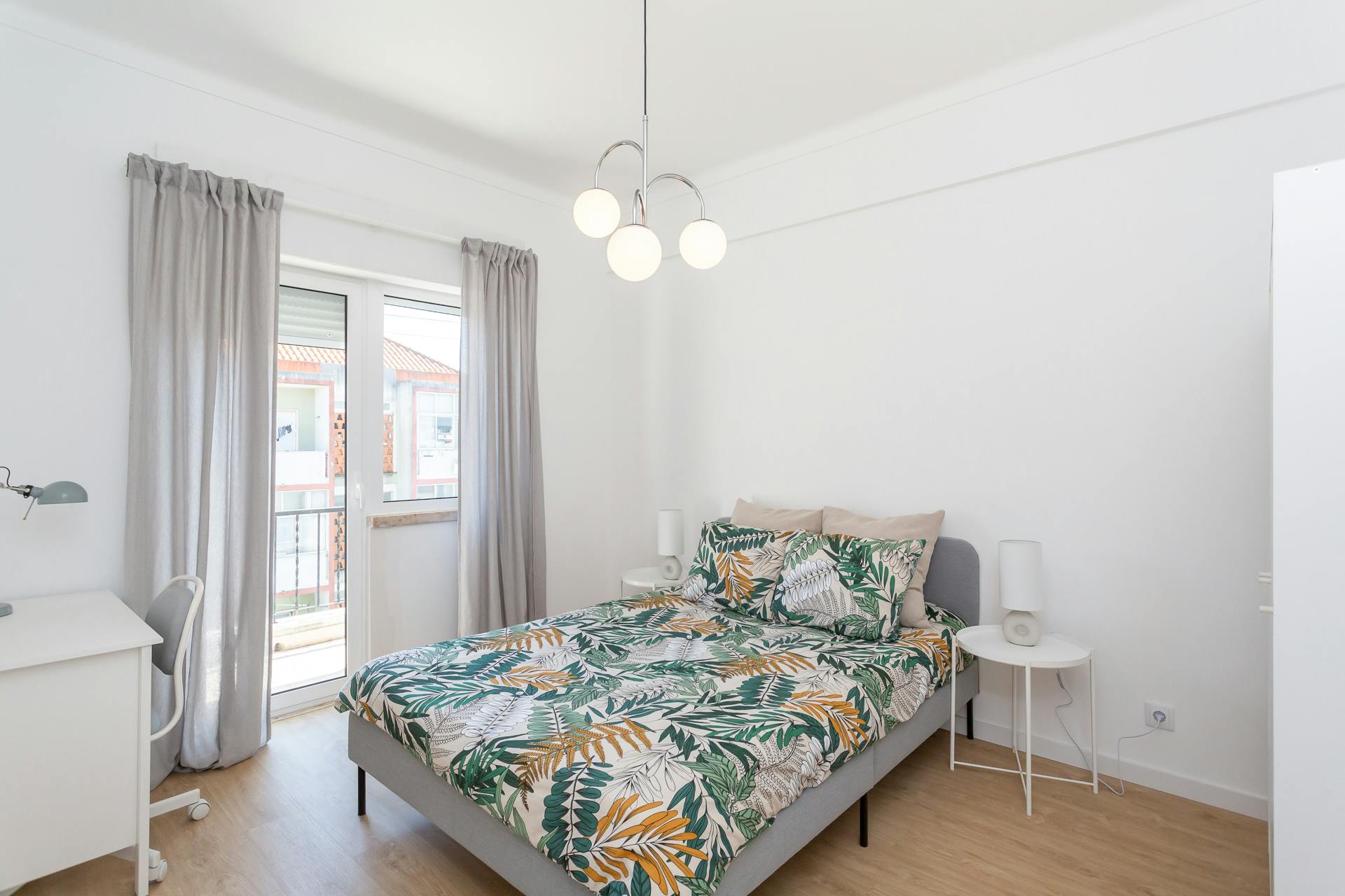 WG-Zimmer zu mieten für 450 € pro Monat in Seixal, Rua Padre António Vieira