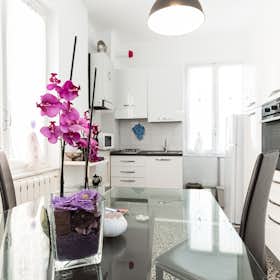 Apartamento for rent for € 1.150 per month in Genoa, Vico Al Monte di Pietà