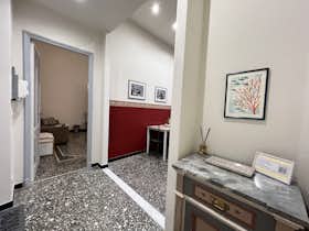 公寓 正在以 €2,408 的月租出租，其位于 Genoa, Via di San Bernardo