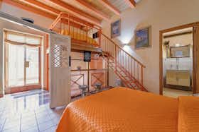 House for rent for €1,100 per month in Palermo, Cortile Trapani all'Acquasanta