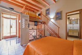 房源 正在以 €1,100 的月租出租，其位于 Palermo, Cortile Trapani all'Acquasanta