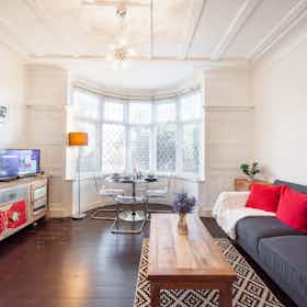 Appartement te huur voor £ 3.509 per maand in London, Whipps Cross Road