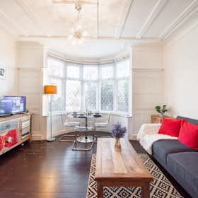 Apartament de închiriat pentru 3.500 GBP pe lună în London, Whipps Cross Road