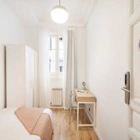 Private room for rent for €780 per month in Madrid, Calle de la Flor Alta