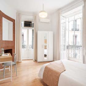Private room for rent for €820 per month in Madrid, Calle de la Flor Alta