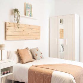 Private room for rent for €820 per month in Madrid, Calle de la Flor Alta
