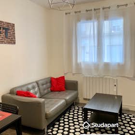 Apartment for rent for €1,680 per month in Lyon, Rue Ravat