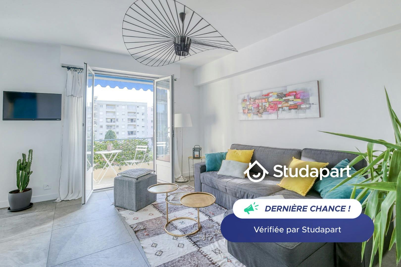 Appartement à louer pour 1 150 €/mois à Antibes, Place Vilmorin