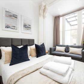 Apartment for rent for £1 per month in London, Leinster Square