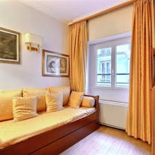 Apartment for rent for €2,257 per month in Paris, Rue de la Michodière