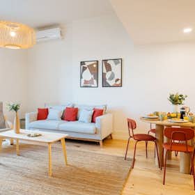Apartment for rent for €2,800 per month in Lisbon, Rua Álvaro Coutinho