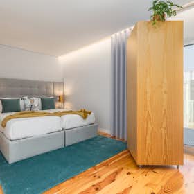 Building for rent for €1,800 per month in Porto, Rua de Faria Guimarães
