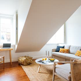 Apartment for rent for €2,600 per month in Lisbon, Rua dos Fanqueiros