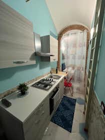 Studio for rent for €730 per month in Naples, Via Duomo