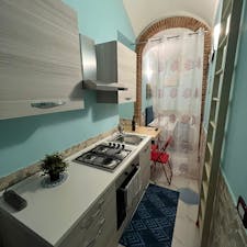 Studio for rent for €730 per month in Naples, Via Duomo
