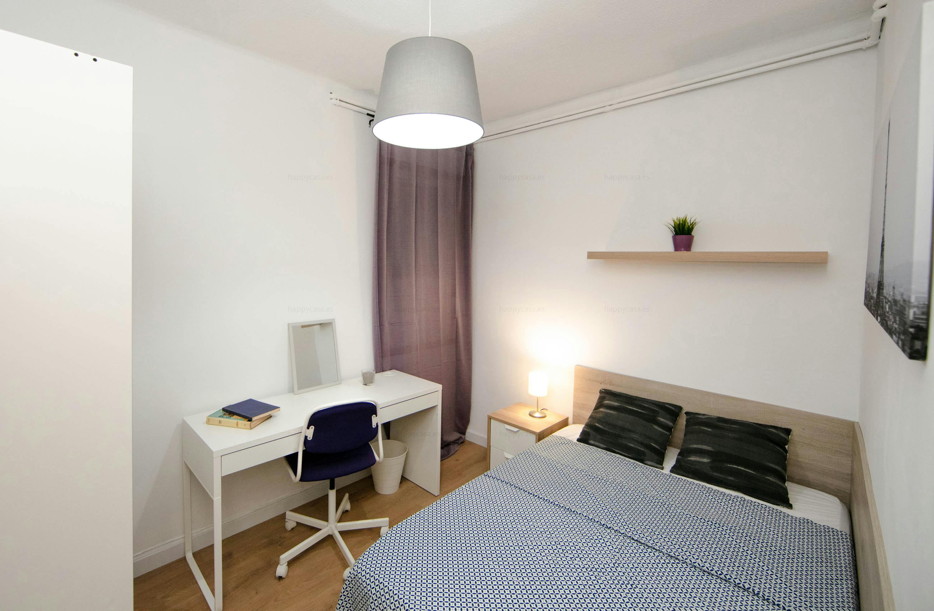 Private room for rent for €640 per month in Barcelona, Carrer de Casanova
