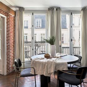 Apartment for rent for €4,127 per month in Paris, Rue Montmartre