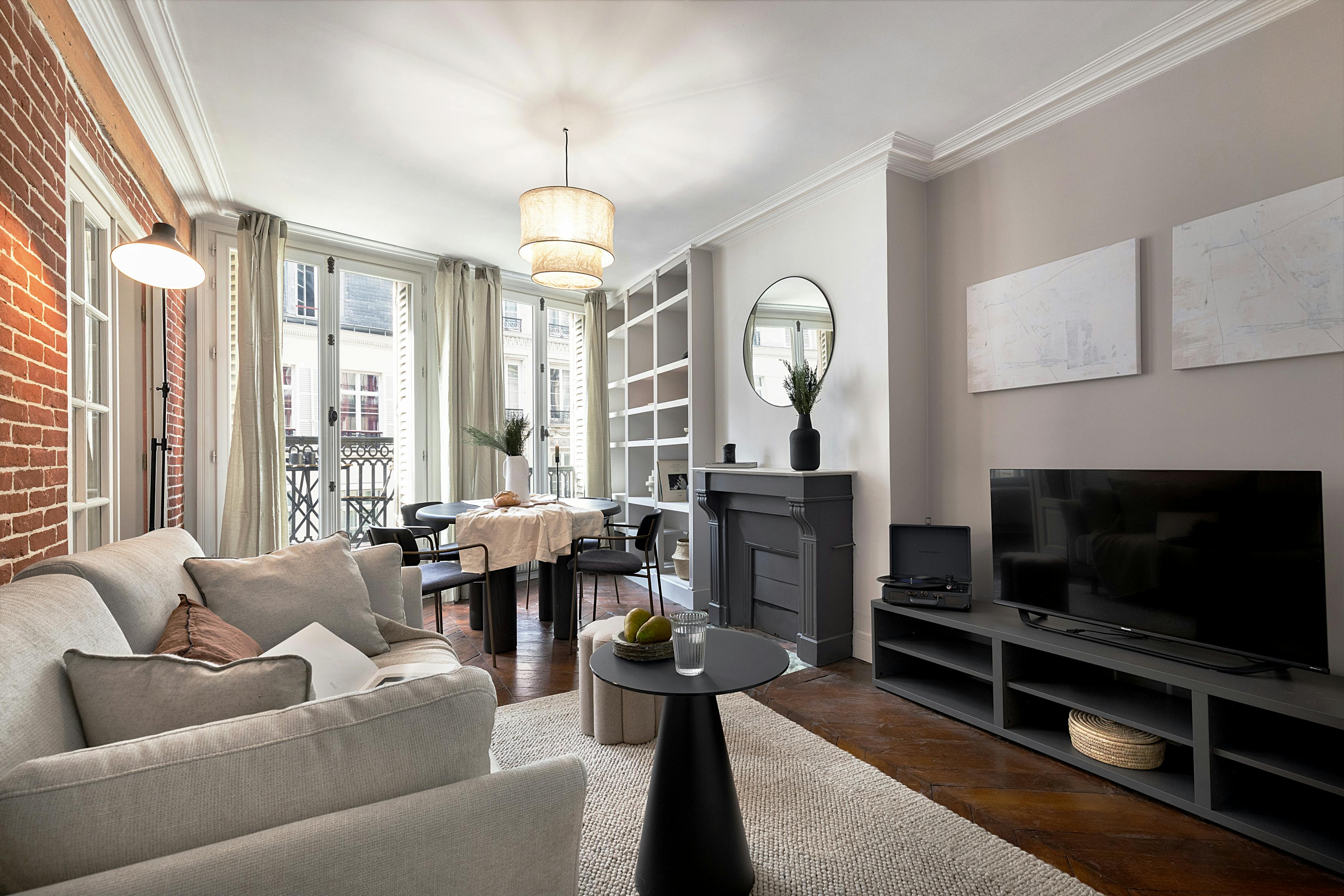 Apartment for rent for €3,934 per month in Paris, Rue Montmartre